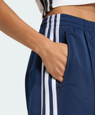 (W) Pantalones Cortos Clásicos adidas Firebird - Azul Noche KQ9633 Lookbook (W) Pantalones Cortos Clásicos adidas Firebird - Azul Noche KQ9633