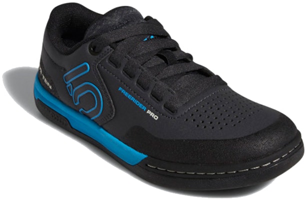 (W) Sepatu Gunung adidas Five Ten Freerider Pro 'Hitam Biru' BC0773 Lookbook (W) Sepatu Gunung adidas Five Ten Freerider Pro 'Hitam Biru' BC0773