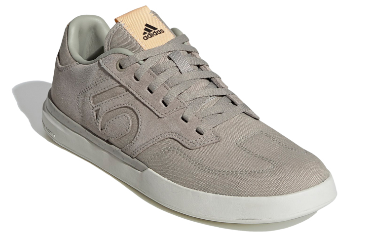 Lookbook adidas Five Ten Sleuth 女性淺灰白色低筒登山自行車鞋