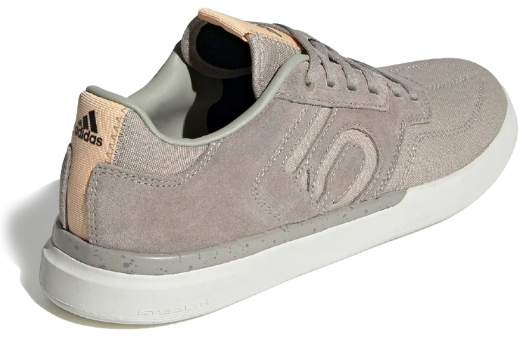 Shop adidas Five Ten Sleuth 女性淺灰白色低筒登山自行車鞋
