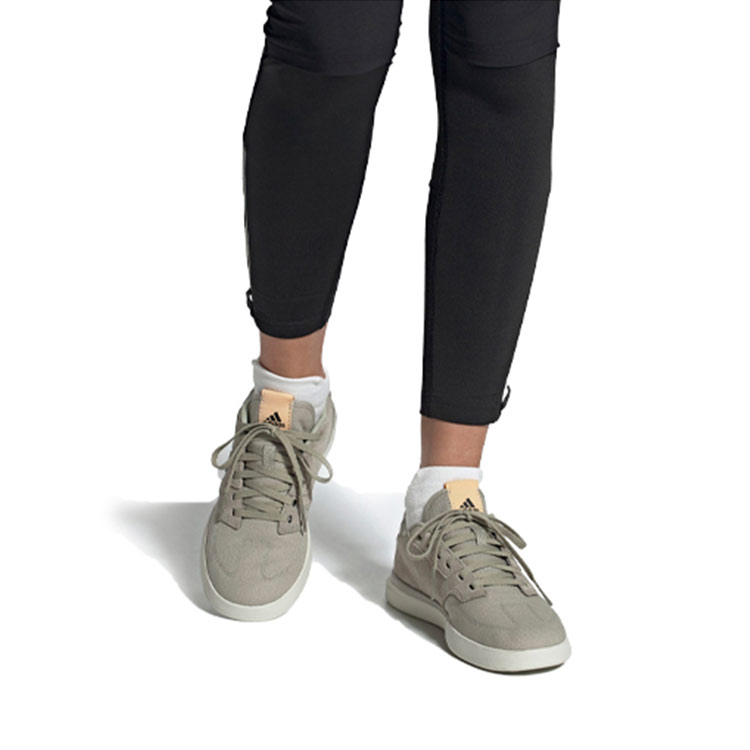 Sizing adidas Five Ten Sleuth 女性淺灰白色低筒登山自行車鞋
