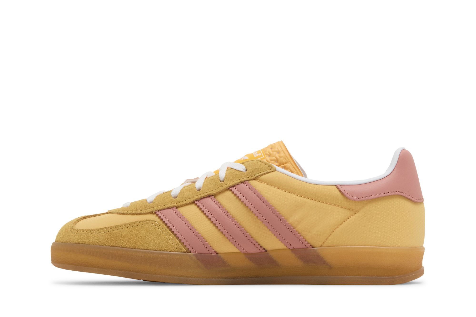 Lookbook （女款）adidas Gazelle 室內運動鞋「半亮奇彩黏土」IE2959
