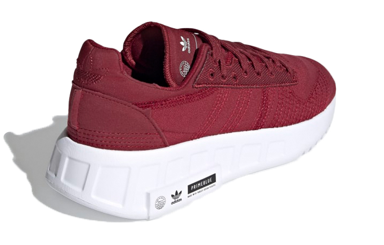 Shop adidas originals Geodiver Primeblue 輕便低幫運動休閒鞋 女款 紅白