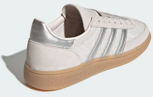 (W) adidas Handball Spezial W Sneaker Chalk Pearl/Silber Metallic/Weiß KK0434 Sizing (W) adidas Handball Spezial W Sneaker Chalk Pearl/Silber Metallic/Weiß KK0434