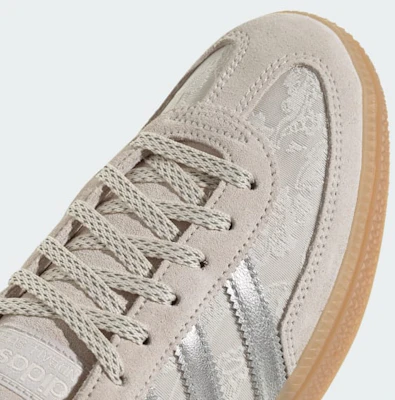 (W) adidas Handball Spezial W Sneaker Chalk Pearl/Silber Metallic/Weiß KK0434 1