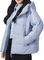 (W) アディダス ロゴプリント 3ストライプ フード付きダウンジャケット ミラクルブルー IT8718 Shop (W) アディダス ロゴプリント 3ストライプ フード付きダウンジャケット ミラクルブルー IT8718