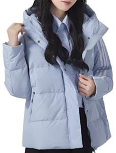 (W) アディダス ロゴプリント 3ストライプ フード付きダウンジャケット ミラクルブルー IT8718 Details for (W) アディダス ロゴプリント 3ストライプ フード付きダウンジャケット ミラクルブルー IT8718