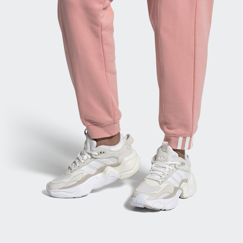 Sizing (W) adidas Magmur Runner ''Off White Bliss'' Sneakers EG6838