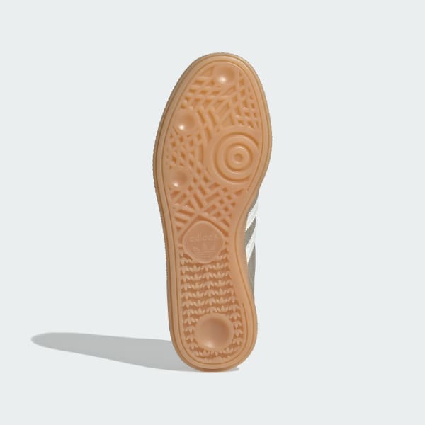 Shop Adidas 慕尼黑運動鞋 銀卵石/奶白/銀色金屬 JS3990