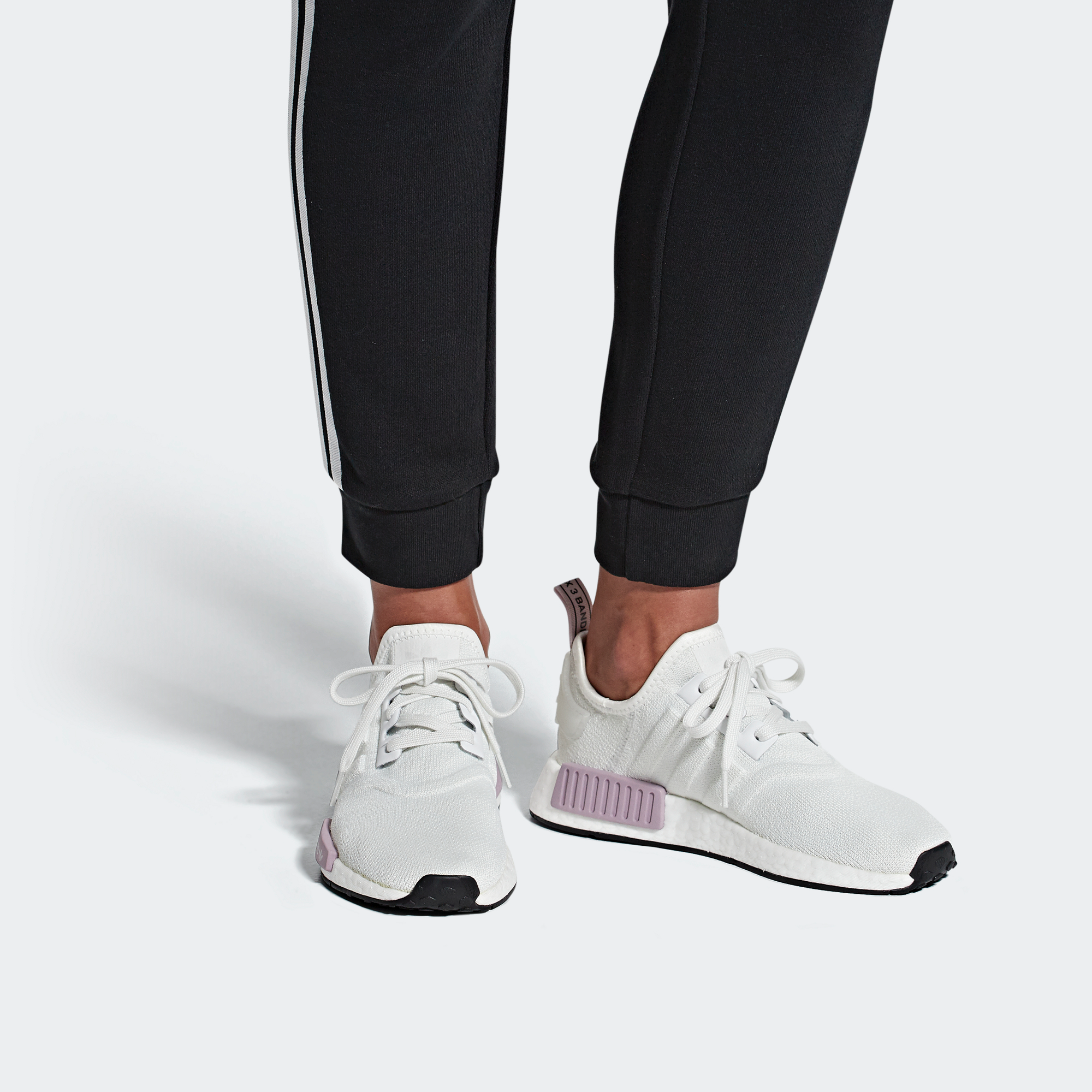 Sizing (Wanita) adidas NMD_R1 'White Orchid' BD8024