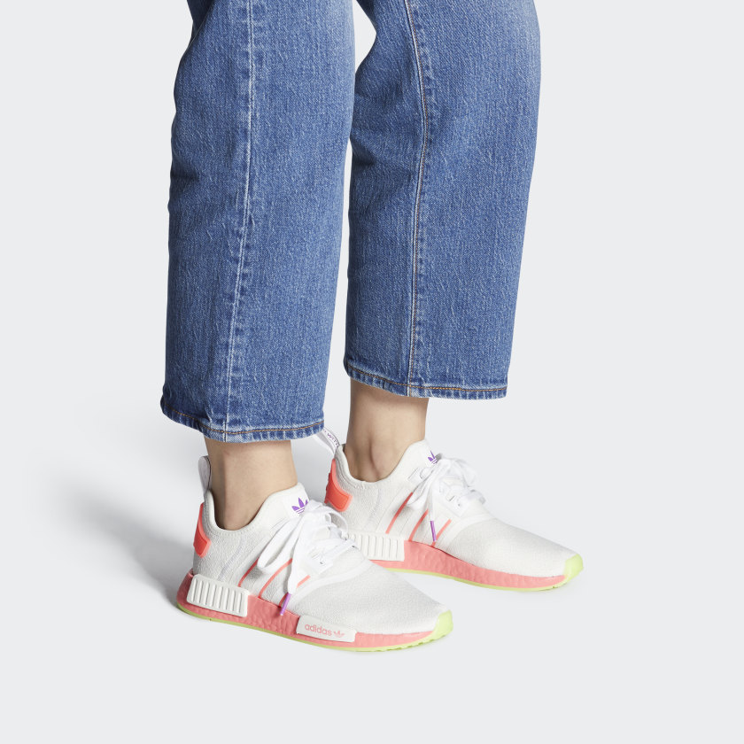 Sizing (W) adidas NMD_R1 'Putih Signal Pink' FY9388