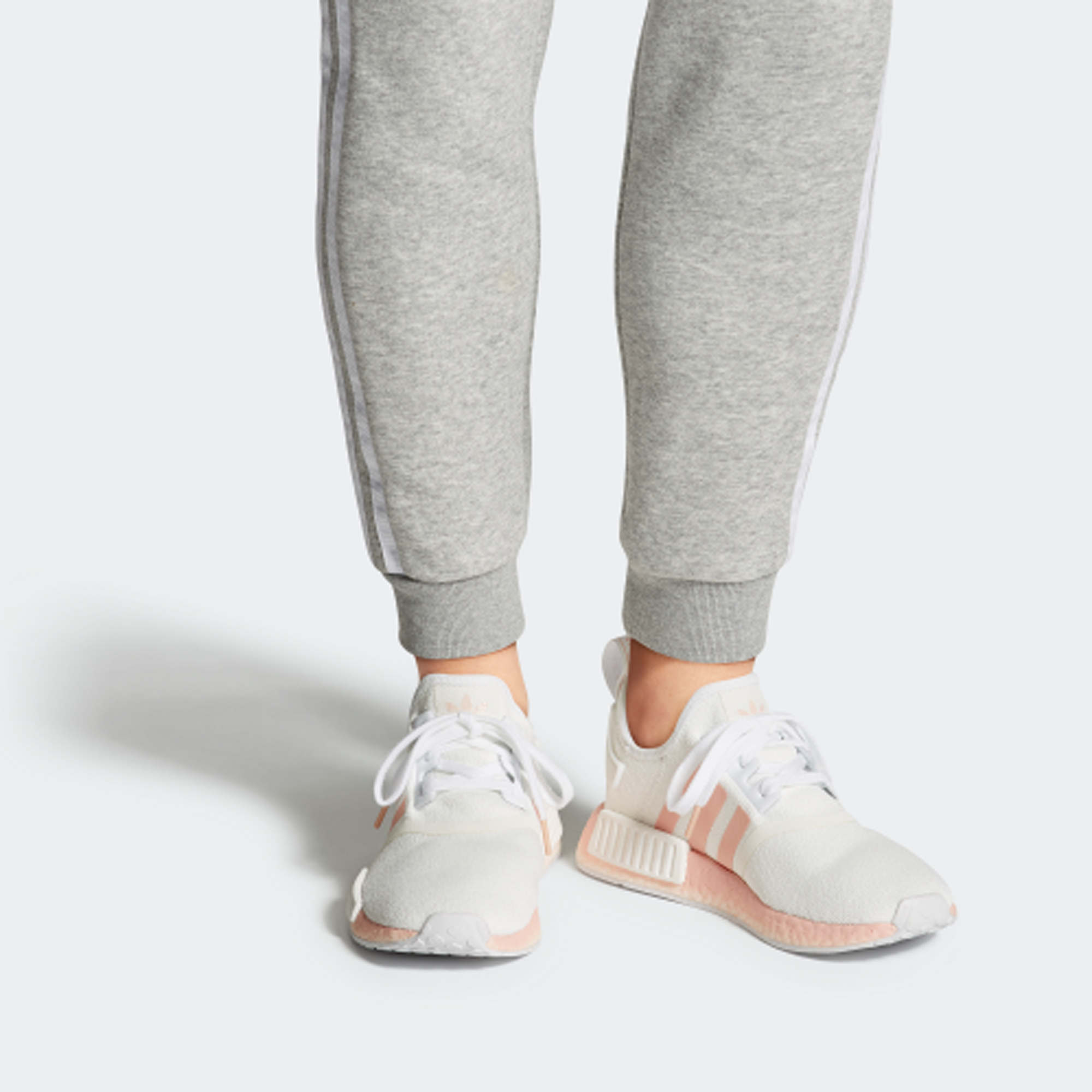 Sizing (W) 阿迪达斯 NMD_R1 ‘白色蒸汽粉’ FW7580