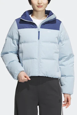 (W) 阿迪达斯三条纹设计浅蓝色短款羽绒夹克。 IU4814 Lookbook (W) 阿迪达斯三条纹设计浅蓝色短款羽绒夹克。 IU4814