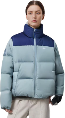(W) 阿迪达斯三条纹设计浅蓝色短款羽绒夹克。 IU4814 Sizing (W) 阿迪达斯三条纹设计浅蓝色短款羽绒夹克。 IU4814