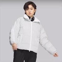 (W) Chaqueta adidas Originals Plateada Logo Puff 600 Fill Power. IK2798 Details for (W) Chaqueta adidas Originals Plateada Logo Puff 600 Fill Power. IK2798