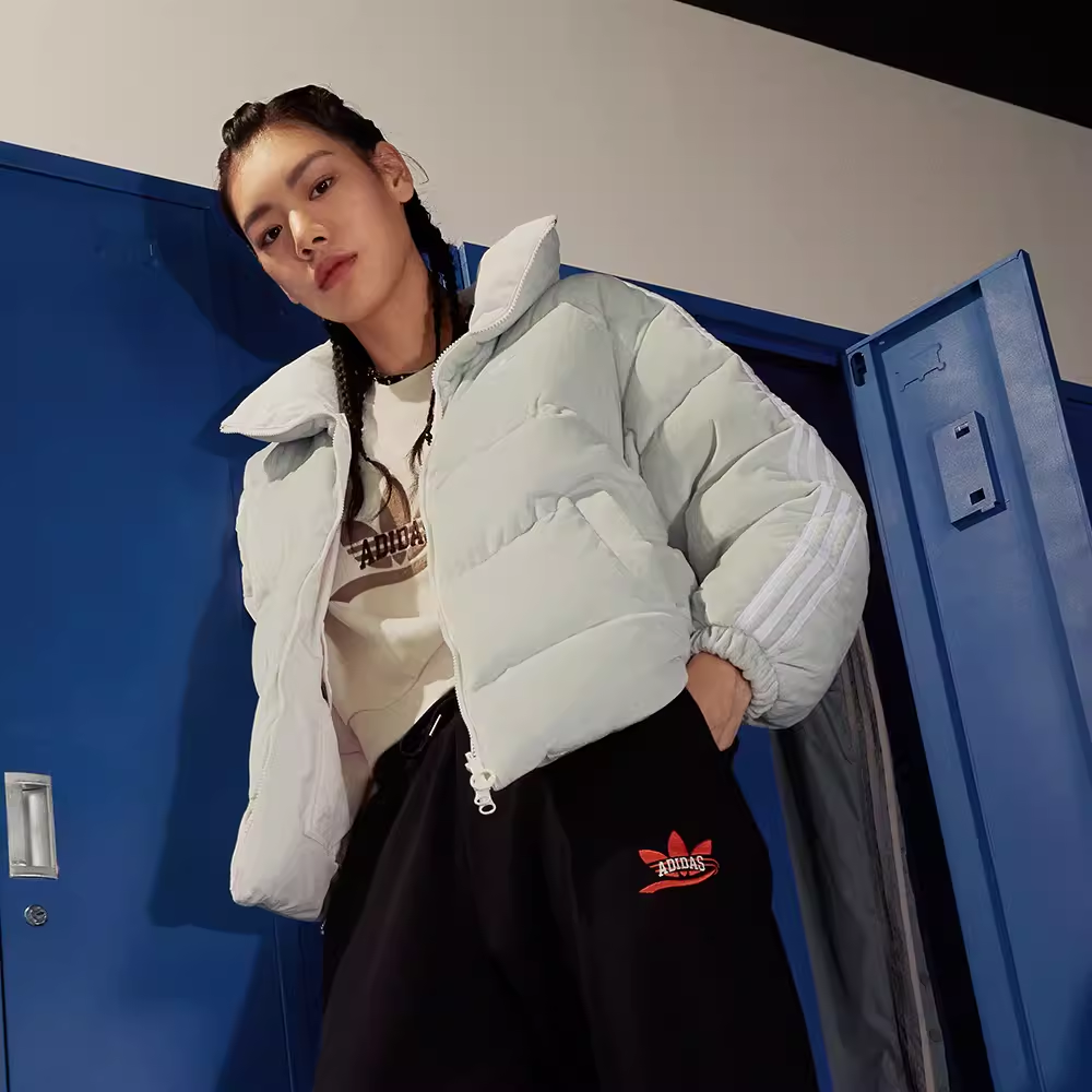Sizing (W) Chaqueta adidas Originals Plateada Logo Puff 600 Fill Power. IK2798