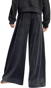 (W) adidas Originals 黑色絲絨復古條紋寬鬆運動長褲 3-Stripe 設計。 IT9405 Lookbook (W) adidas Originals 黑色絲絨復古條紋寬鬆運動長褲 3-Stripe 設計。 IT9405