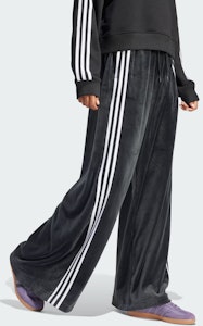 (W) adidas Originals 黑色絲絨復古條紋寬鬆運動長褲 3-Stripe 設計。 IT9405 Purchase (W) adidas Originals 黑色絲絨復古條紋寬鬆運動長褲 3-Stripe 設計。 IT9405