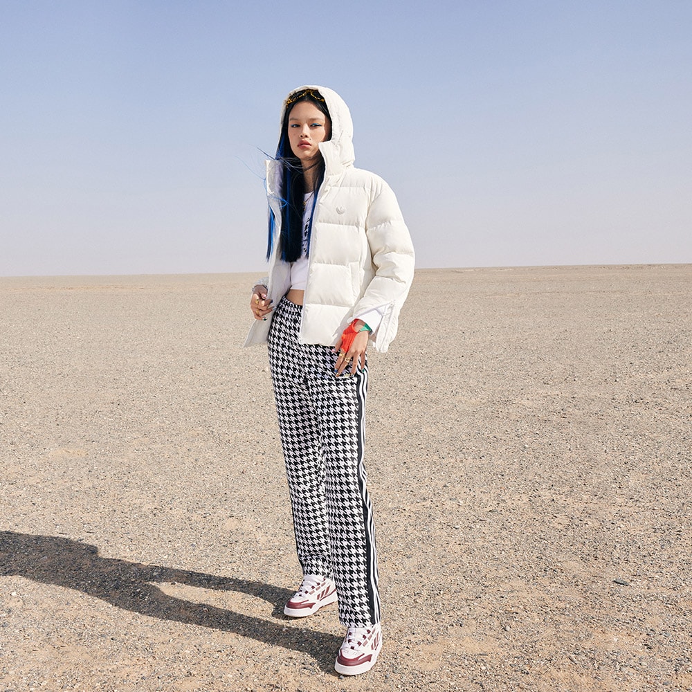 Sizing (Women) adidas Originals  White Allover Print Down Jacket with Logo Patch Hooded. HS9511