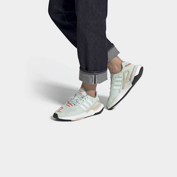Sizing (W) adidas Originals Day Jogger 'Hijau Putih Oranye' FW4829