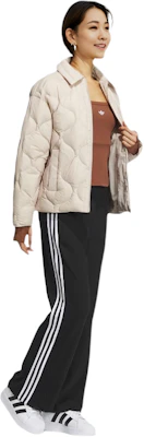 (W) 아디다스 오리지널스 다운 숏 재킷 오프화이트 퍼퍼 코트 로고 포함 IK2800 Lookbook (W) 아디다스 오리지널스 다운 숏 재킷 오프화이트 퍼퍼 코트 로고 포함 IK2800