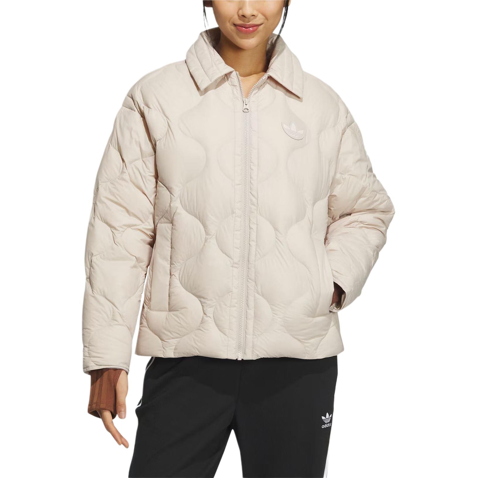 Shop (W) 아디다스 오리지널스 다운 숏 재킷 오프화이트 퍼퍼 코트 로고 포함 IK2800