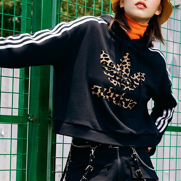 Shop (W) 아디다스 오리지널 레오파드 스트라이프 로고 크롭 후디 - 블랙 GT5223