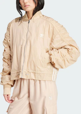 (W) 阿迪达斯经典款轻薄棒球夹克魔法米色女士三条纹 IY3422 Lookbook (W) 阿迪达斯经典款轻薄棒球夹克魔法米色女士三条纹 IY3422