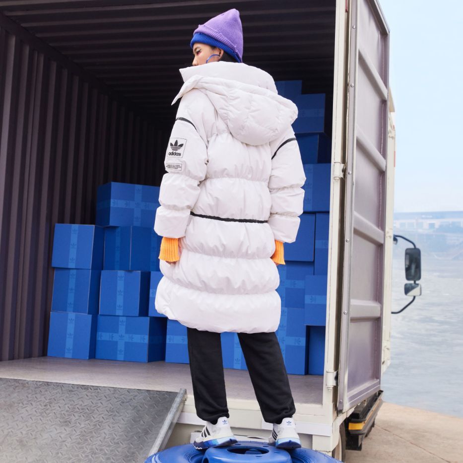 Sizing (W) アディダスオリジナルス 冬用ロングフードパファージャケット ホワイトダウンコート HF1582