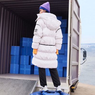 (W) アディダスオリジナルス 冬用ロングフードパファージャケット ホワイトダウンコート HF1582 Sizing (W) アディダスオリジナルス 冬用ロングフードパファージャケット ホワイトダウンコート HF1582