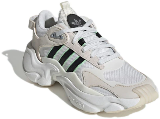 (W) adidas Originals Magmur Runner 'Putih Core Hitam' EF8997 Lookbook (W) adidas Originals Magmur Runner 'Putih Core Hitam' EF8997