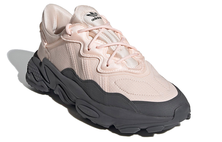 Lookbook (W) アディダス オリジナルス Ozweego TR ピンクグレー FV9759