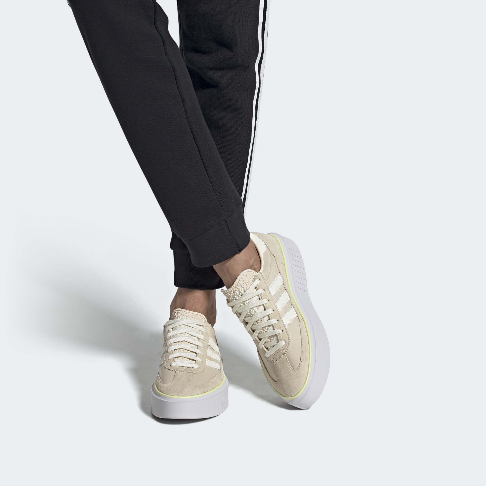 Sizing (W) adidas Originals Sleek Super 72 ''Lichtbruin'' EF5016
