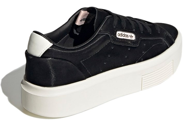 Shop 愛迪達 Originals Sleek Super 女款 黑米