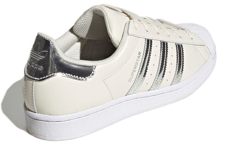 Shop adidas originals Superstar 低筒 板鞋 女款 珍珠白