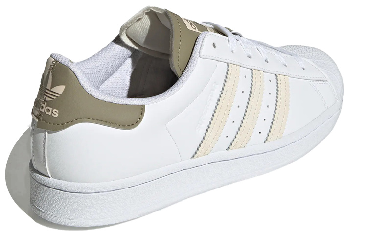 Shop adidas originals Superstar 防滑耐磨 低筒 板鞋 女式 白綠