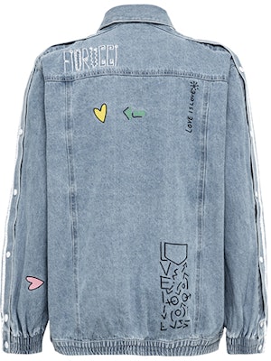 (W) アディダス オリジナルス x フィオルッチ ブルー グラフィティ デニム ジャケット ストライプ付き FL4147 Lookbook (W) アディダス オリジナルス x フィオルッチ ブルー グラフィティ デニム ジャケット ストライプ付き FL4147