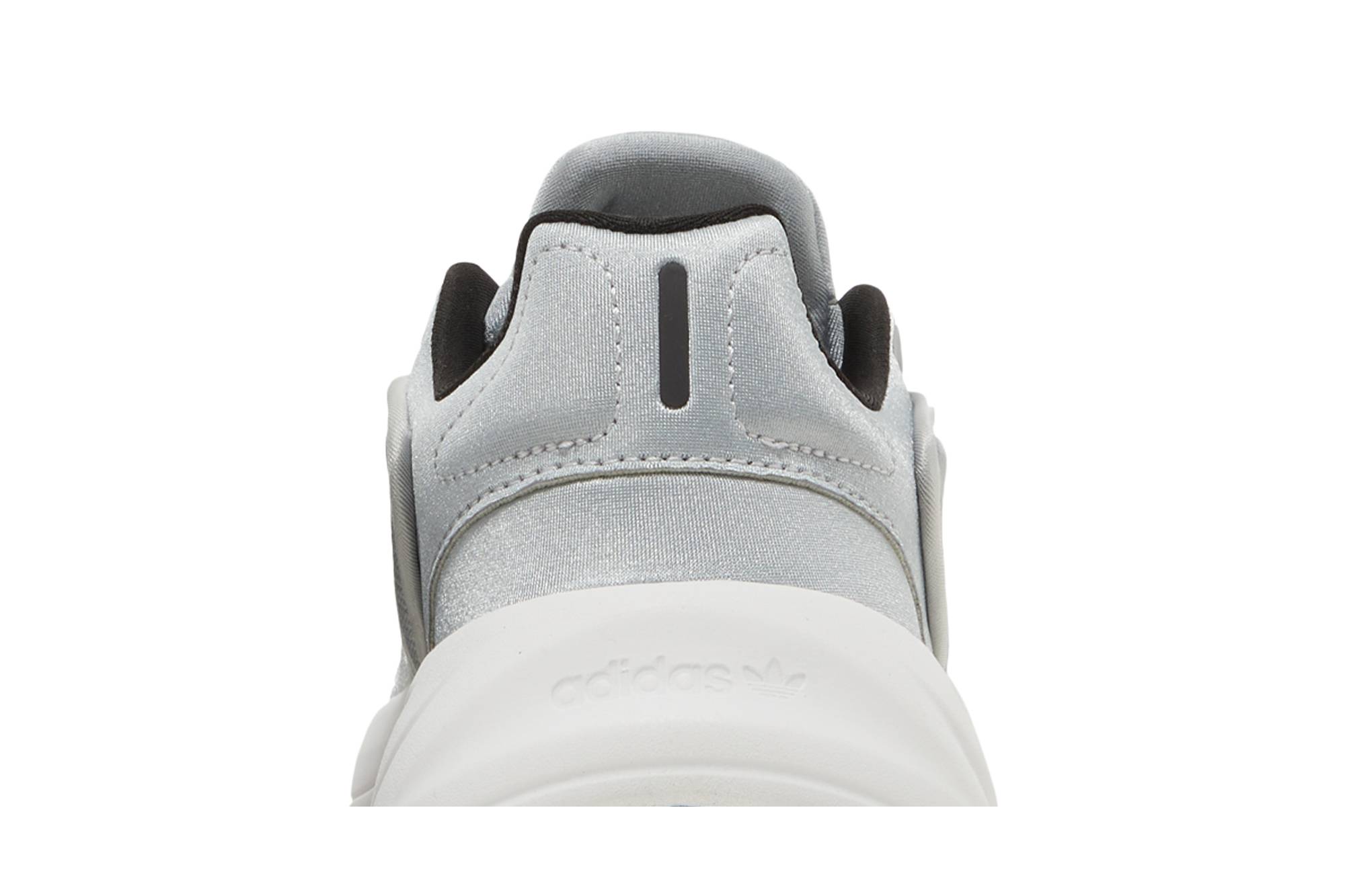 Sizing （女性）adidas Ozelia '銀色金屬' GX3636