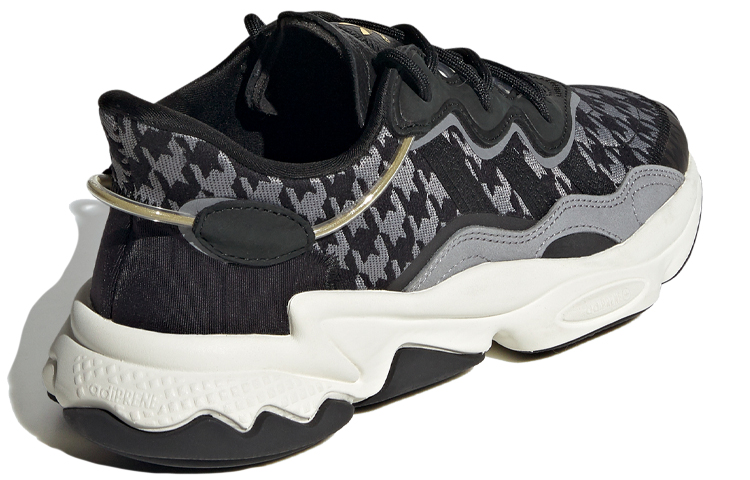 Shop (W) 阿迪达斯 Ozweego '黑色人字结纹' FV9757