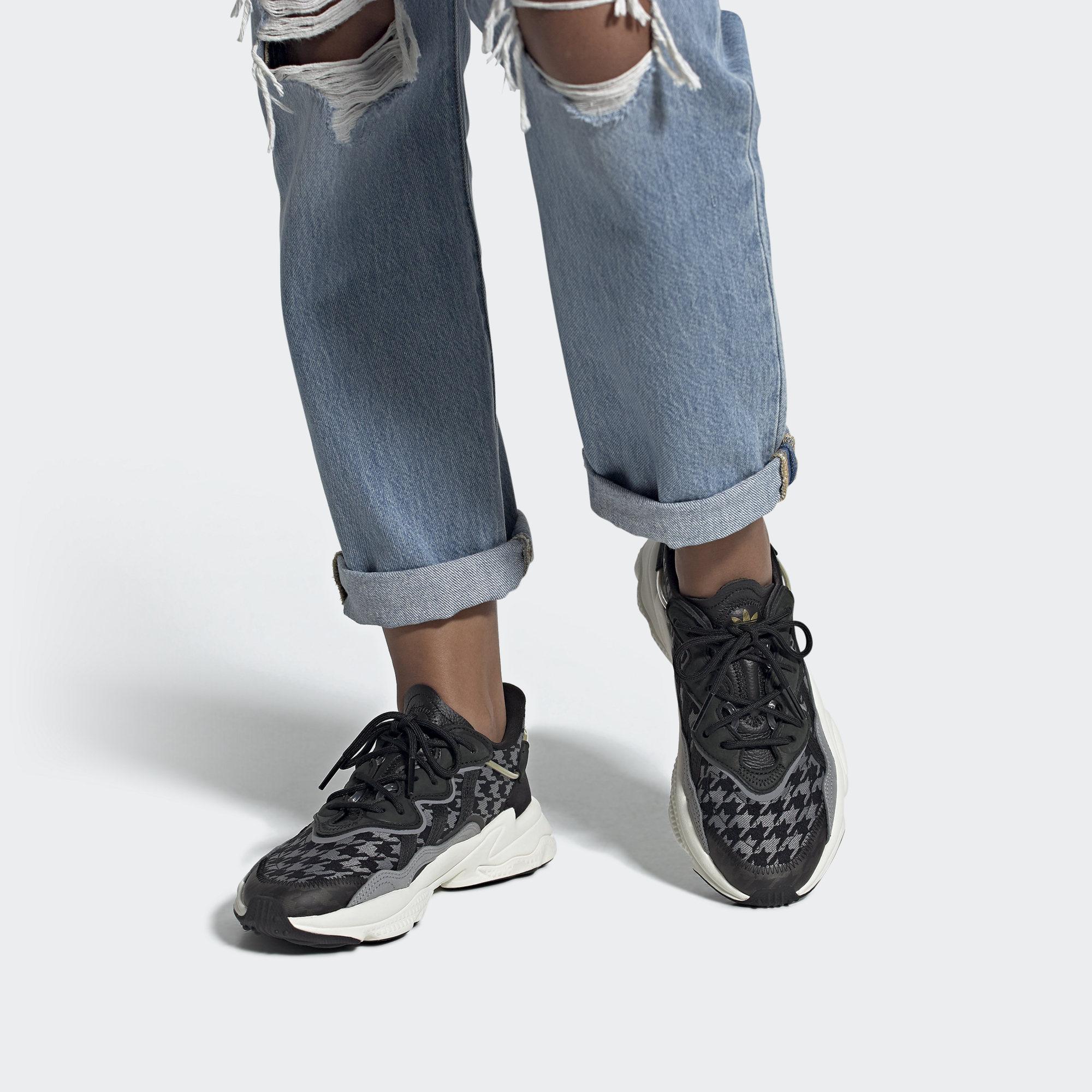 Sizing (W) 阿迪达斯 Ozweego '黑色人字结纹' FV9757