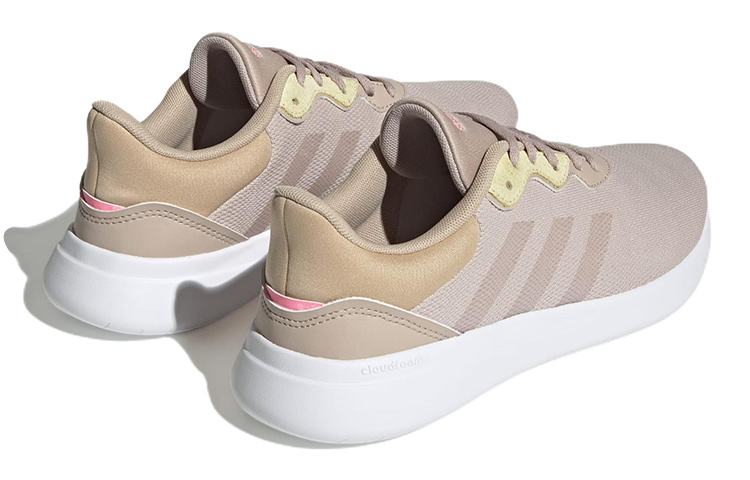 Shop （女性）adidas QT Racer 3.0 '奇異灰褐色' HP6264