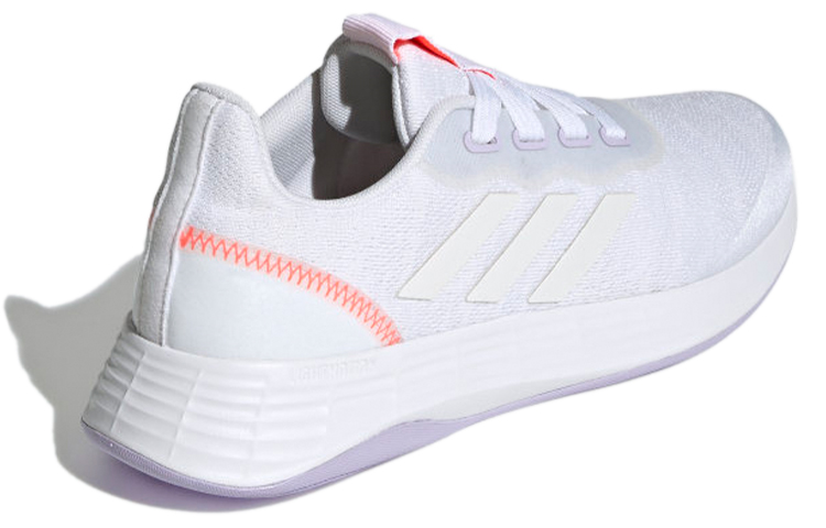 Shop adidas Qt Racer Sport 輕便透氣休閒跑步鞋 女款 白