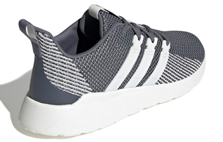 Shop (W) adidas Questar Flow Gris/Blanc EE8200