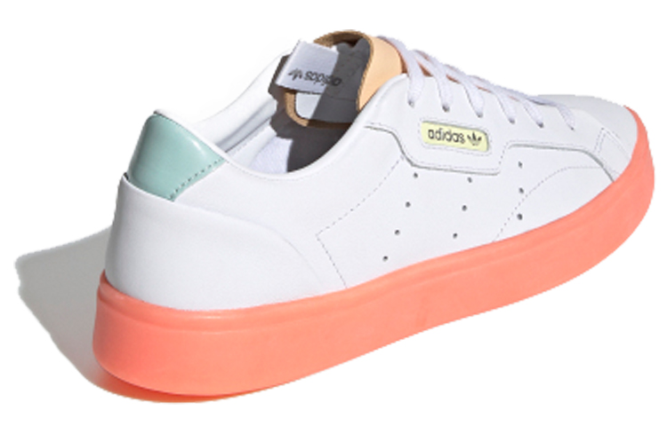 Shop （女性）adidas Sleek '白色橙光' FW5463