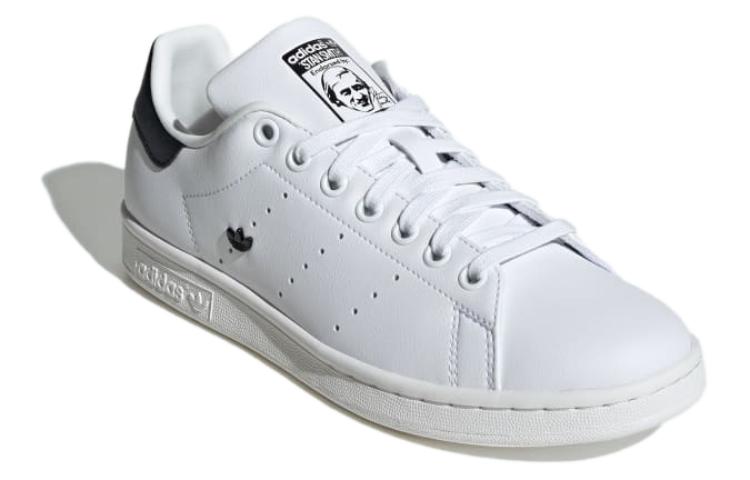 Lookbook (W) 阿迪达斯史密斯白黑足球鞋 IE0459