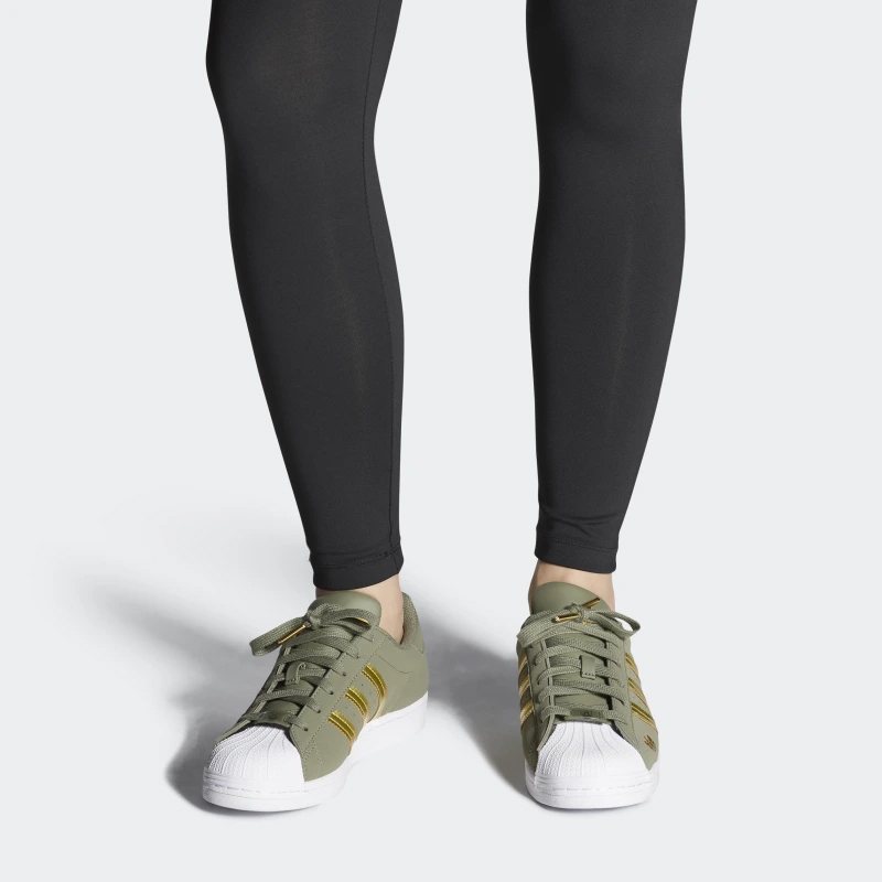 Sizing (W) adidas Superstar 'Emas Hijau Metalik' FZ2120