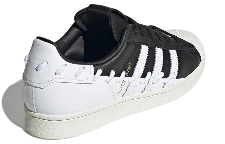 Shop （女性）adidas Superstar 'Stitched - 黑白色' GX3419