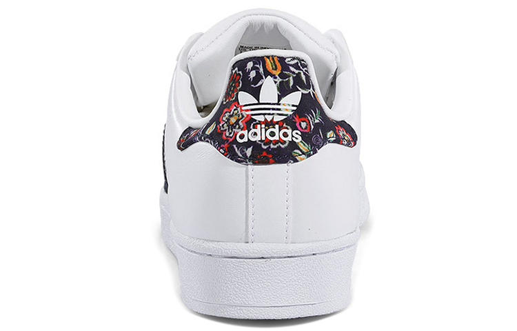 Shop (W) adidas Superstar 'Putih' S80481
