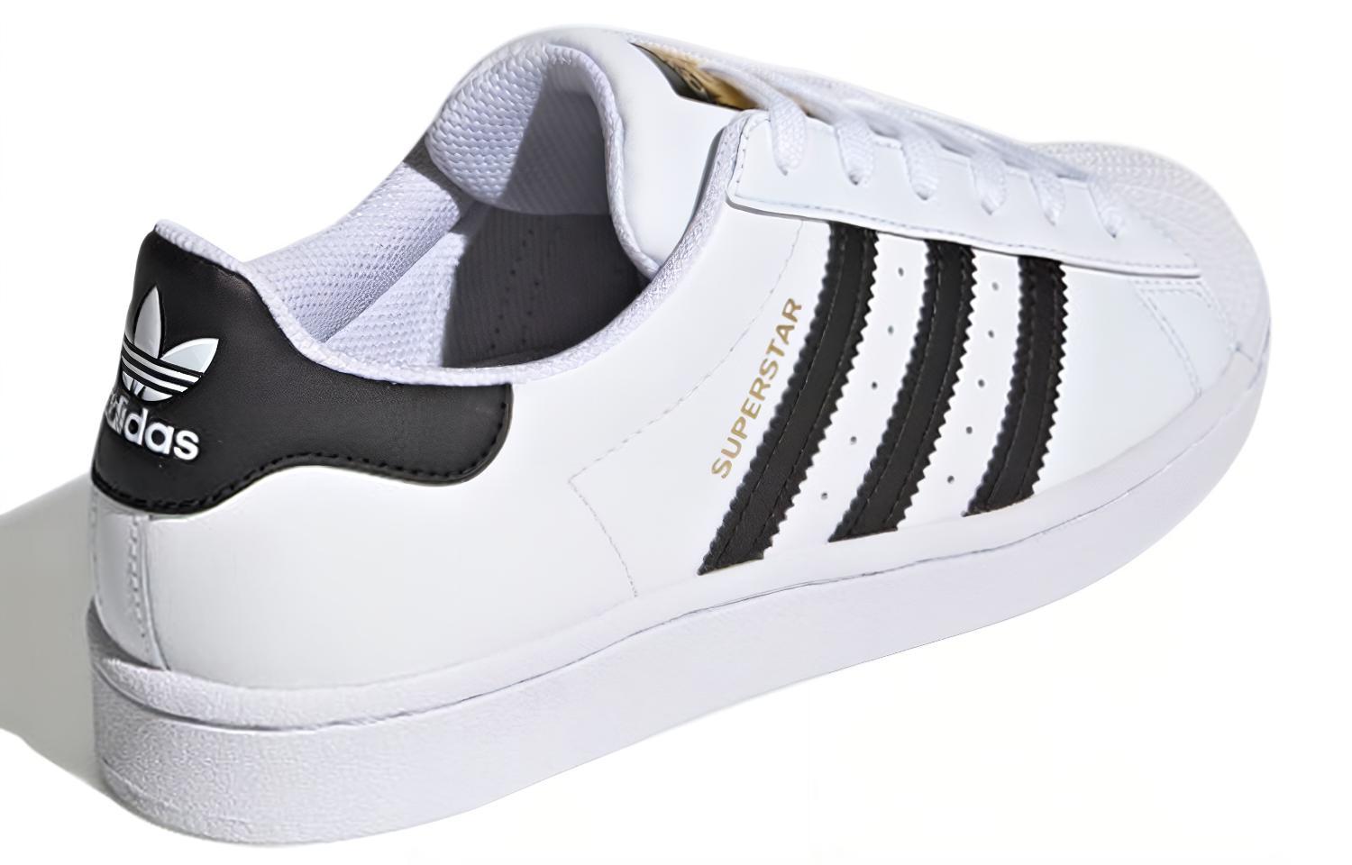 Shop (W) adidas Superstar 'Putih Hitam' FV3284