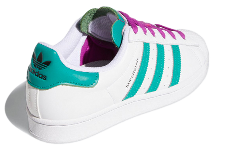 Shop adidas originals Superstar 防滑輕便 低筒 板鞋 女裝 白綠色